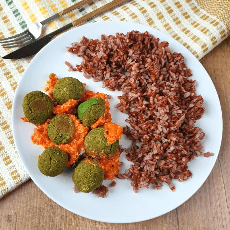 Herina Catering - Wege pieczone kofty z ciecierzycy z paprykowym sosem romesco, czerwony ryż